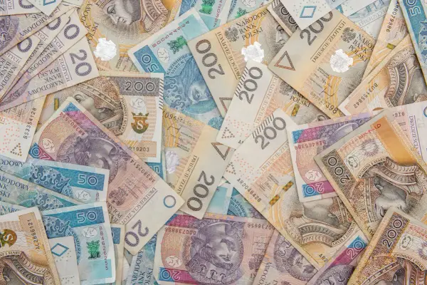 Stos banknotów 200 zł, 50 zł i 20 zł. Idealna darowizna dla żony w trakcie małżeństwa, by spełnić jej marzenia.